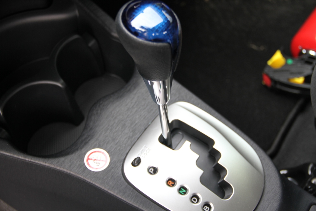 Toyota-Yaris-Hybrid-Gear-Stick.jpg